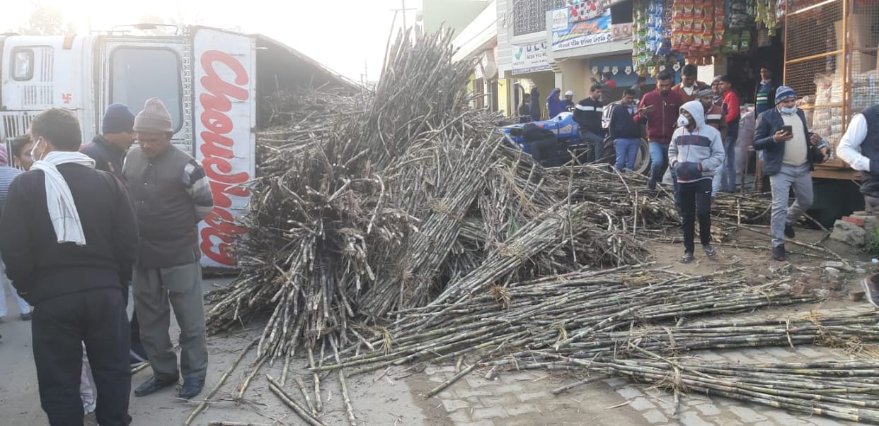 Truck loaded with sugarcane overturns on Shahbad Road in Bilari, vehicles stuck in jam