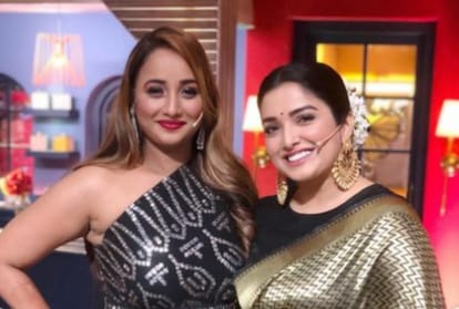 Dinesh Lal Aamrapali Dubey and Rani Chatterjee dance on the songs Gharwali and Baharwali