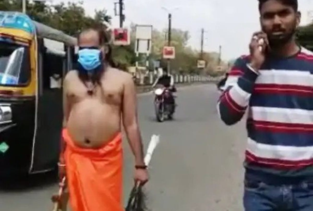 Bhopal: Mirchi Baba had come to fast against the atrocities on the cow dynasty, took the police along from the Raj Bhavan