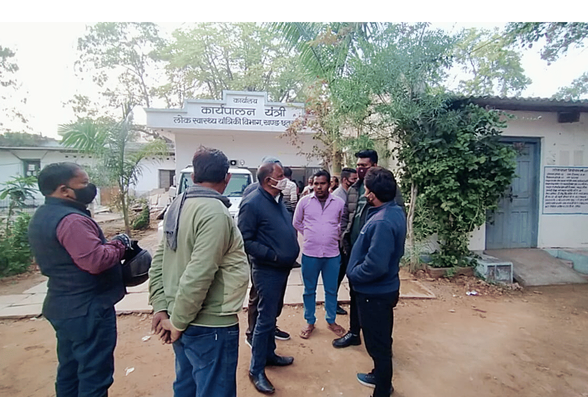 Chhatarpur: Fight between accountant and employees in Pechai Department