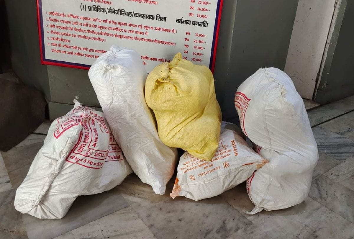 agra police arrested four ganja smugglers