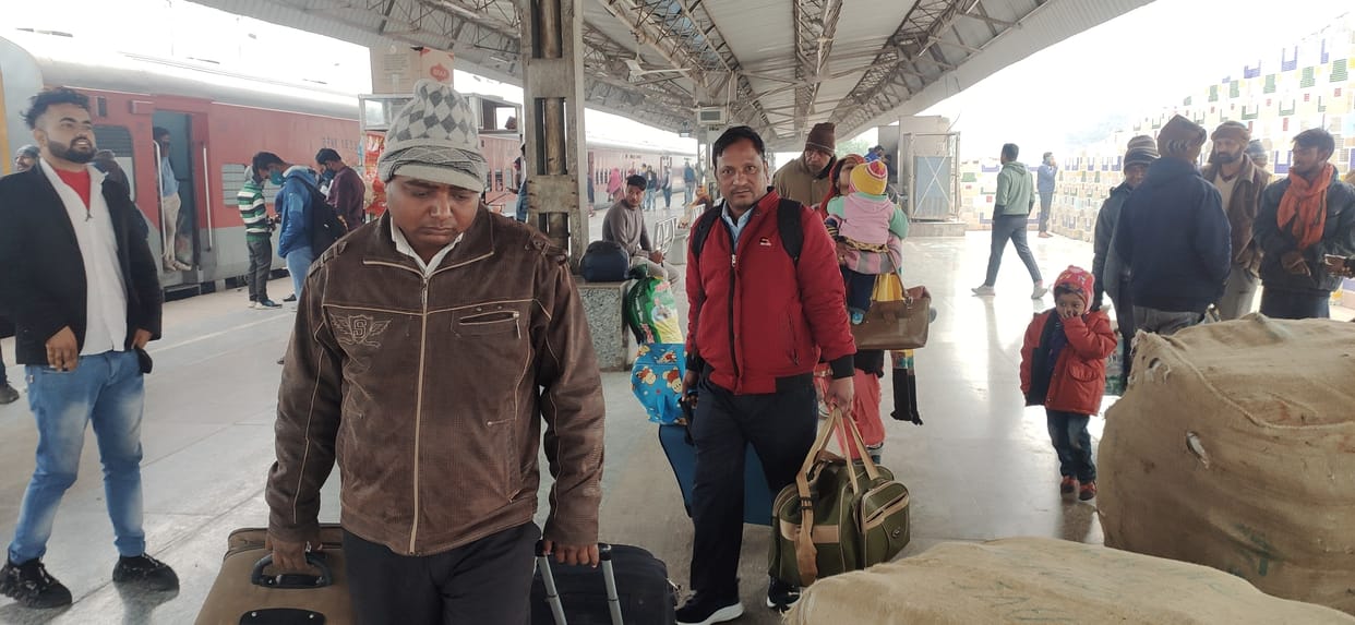 Traveling without a mask, even social distance is not being followed