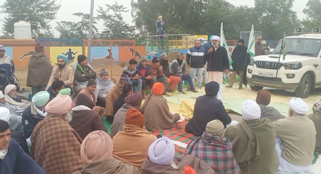 The farmers protested against the officers of the Irrigation Department who came to get the moggies closed