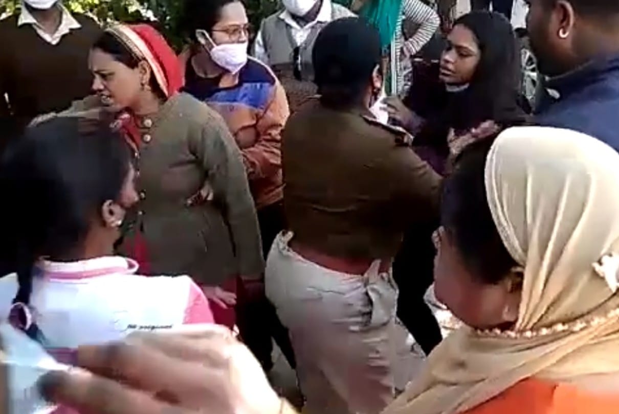 Indore: Stones were pelted on the corporation team that arrived to remove the animal enclosure, later the police lathi-charged