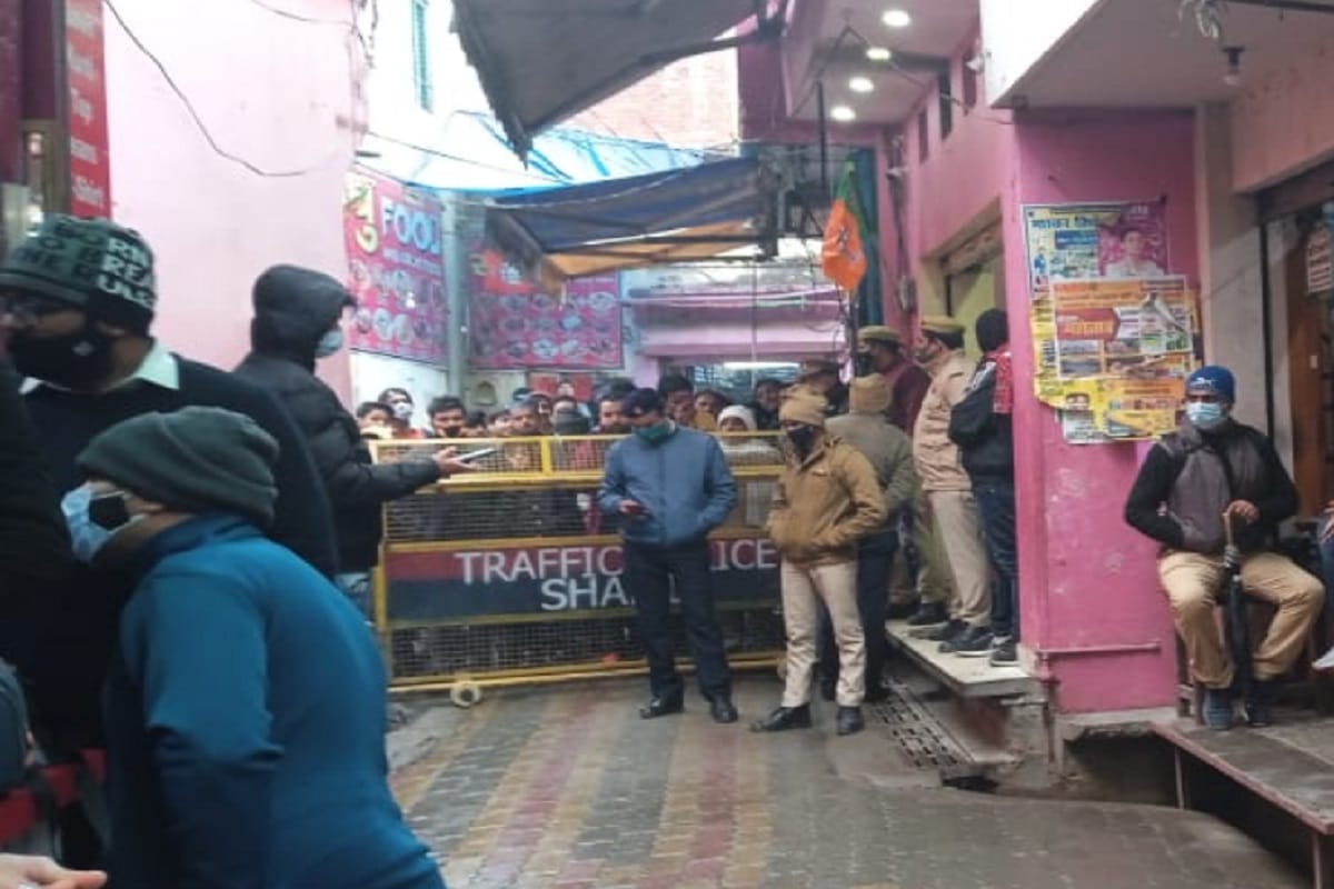 UP News: Police officers have an alert on the city during visit of Home Minister Amit Shah in Shamli