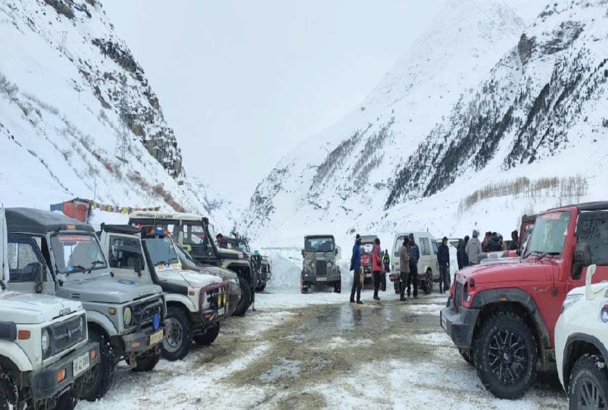 Off road driving feats shown on a sheet of snow on the banks of Chandra river