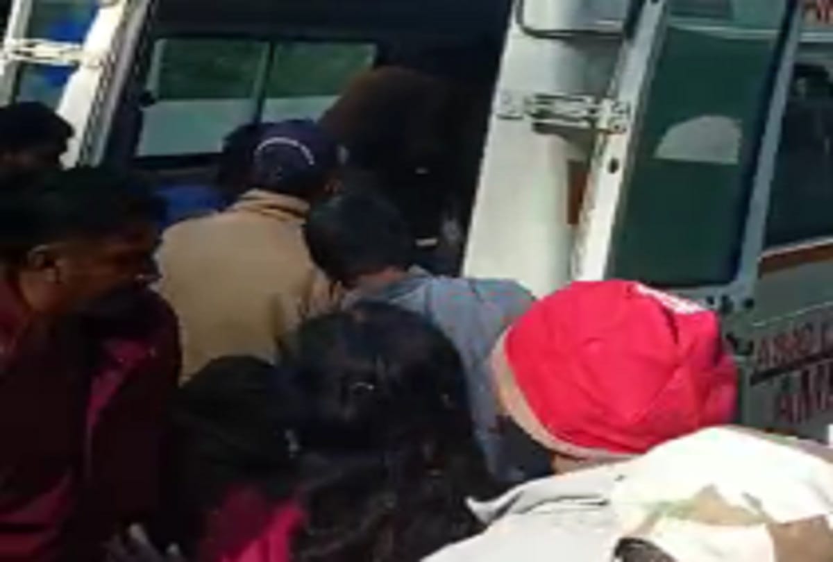 Road Accident In Uttarakhand Mini bus returning with bride fell into a ditch near Shankarpur ramnagar