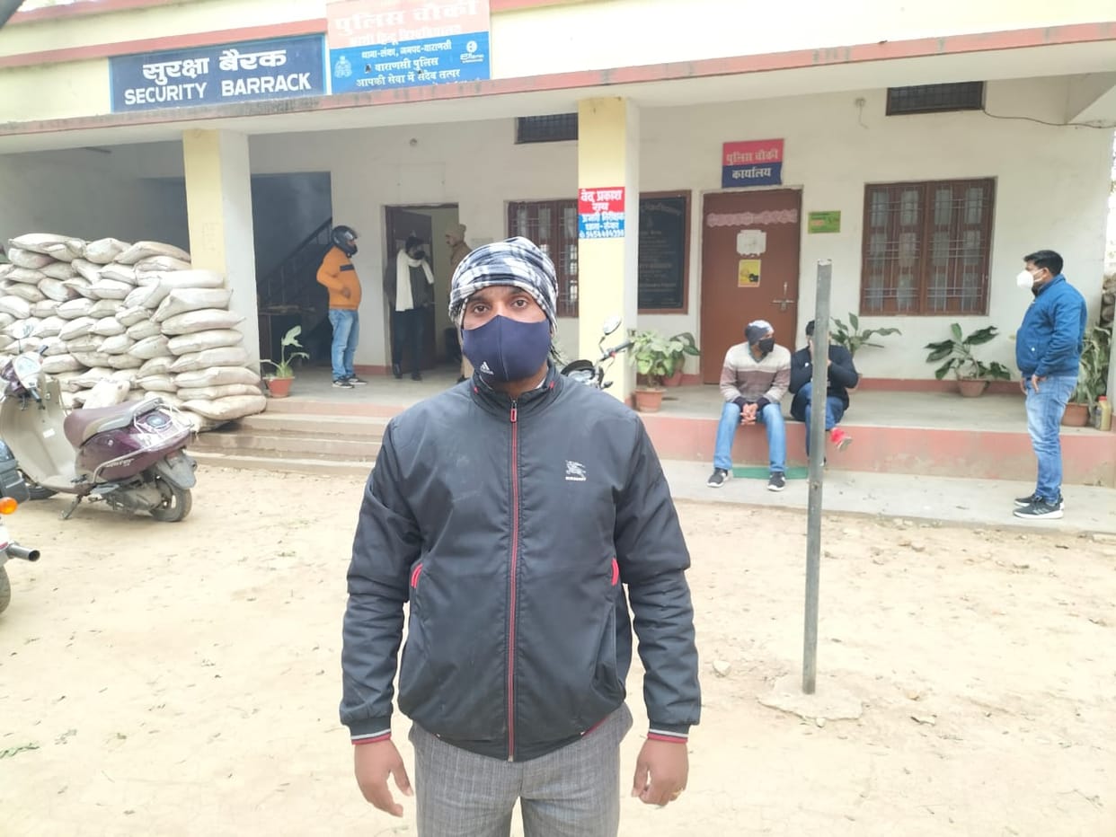 BHU Zoology department employee accused contractors for beating and snatching two thousand rupees