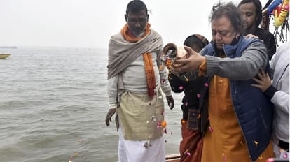 Pandit Birju Maharaj ashes immersed in Ganges varanasi people demand for Bharat Ratna award  to Kathak samrat