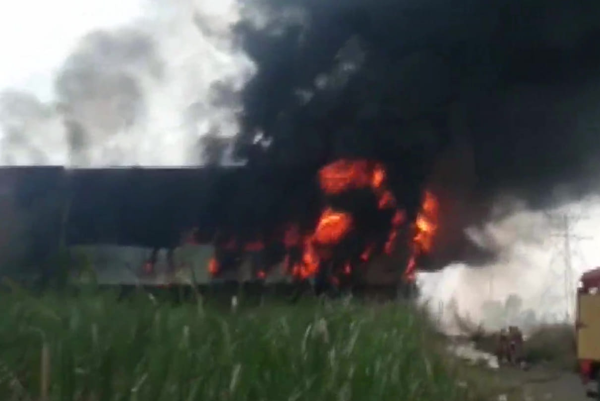 West Bengal Massive fire breaks out in a thermocol factory in  Rajapur Domjur Howrah Latest News Update