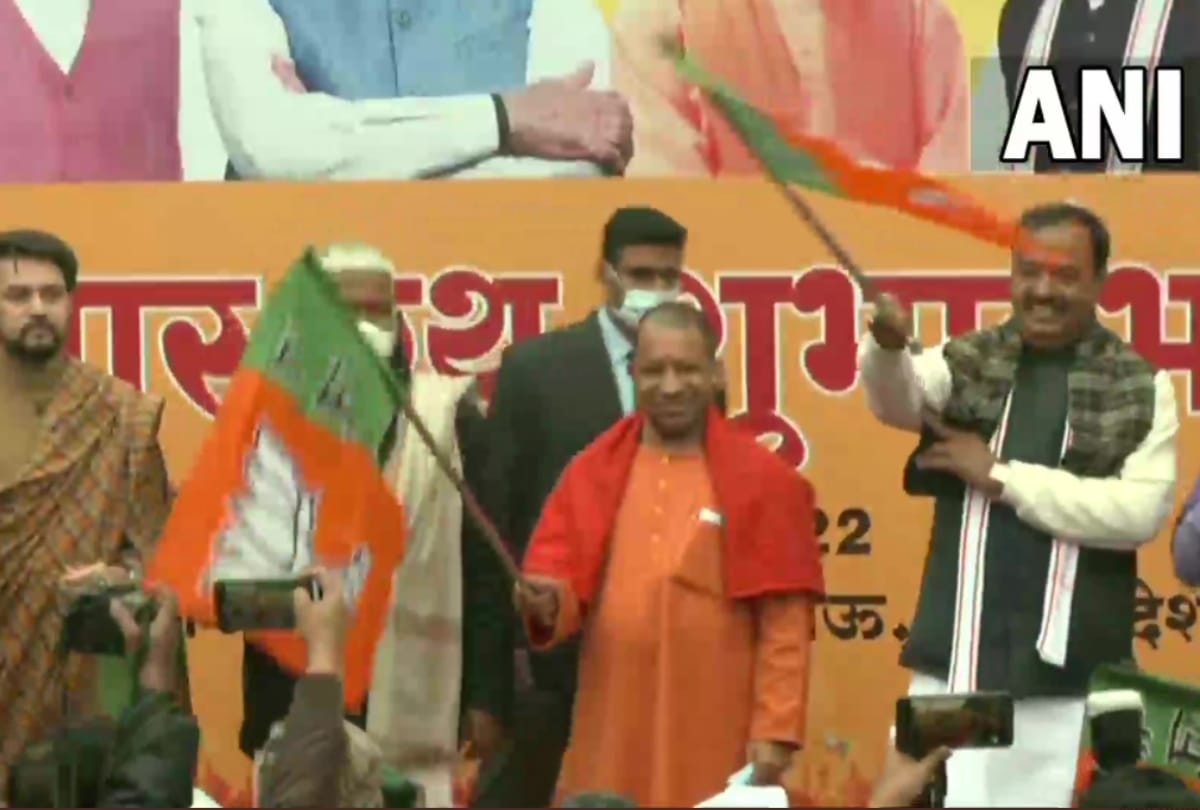 CM Yogi Adityanath flags off prachar rath in Lucknow.