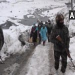 स्वास्थ्यकर्मियों के साथ जाते सेना के जवान