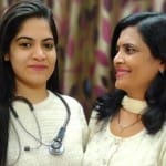 डॉक्टर अंजलि महता अपनी मां सरला कुमारी के साथ।