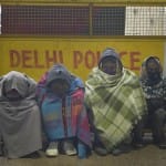 दिल्ली में ठंड से ठिठुरते लोग