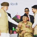स्वतंत्रता सेनानी ललती राम से मुलाकात करते प्रधानमंत्री नरेंद्र मोदी। फाइल फोटो