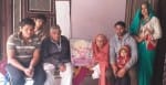 शिंभू सिंह तंवर की फोटो के साथ उनकी पत्नी तोहफा देवी व परिवार के अन्य सदस्य। संवाद
