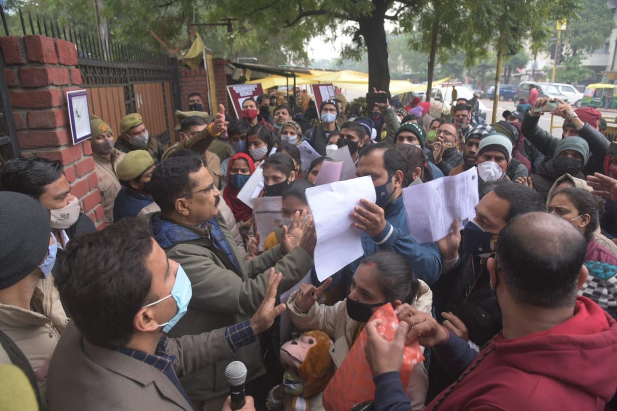 Students unable to give TET uproar-slogan, road jam