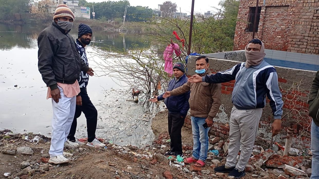 Thousands of fish died in Mirdwana Johad