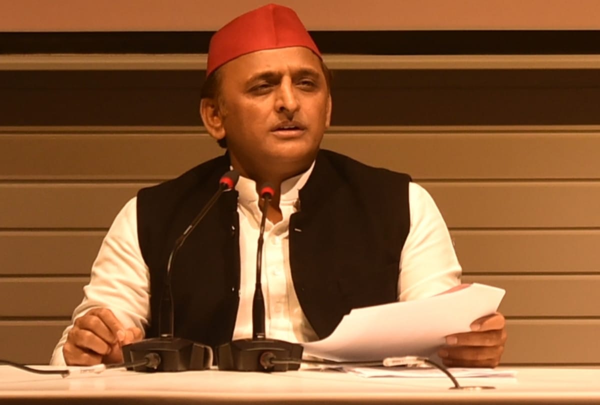 revolted in samajwadi party over distribution of tickets in etah