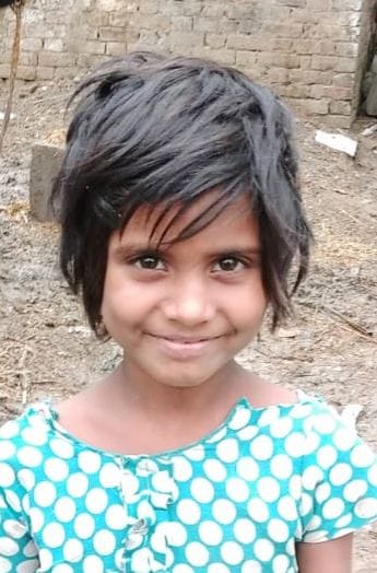 Pickup trampled the girl in front of the house, died