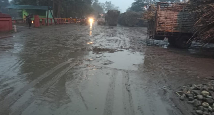 In Deoband, the broken roads became bad due to rain