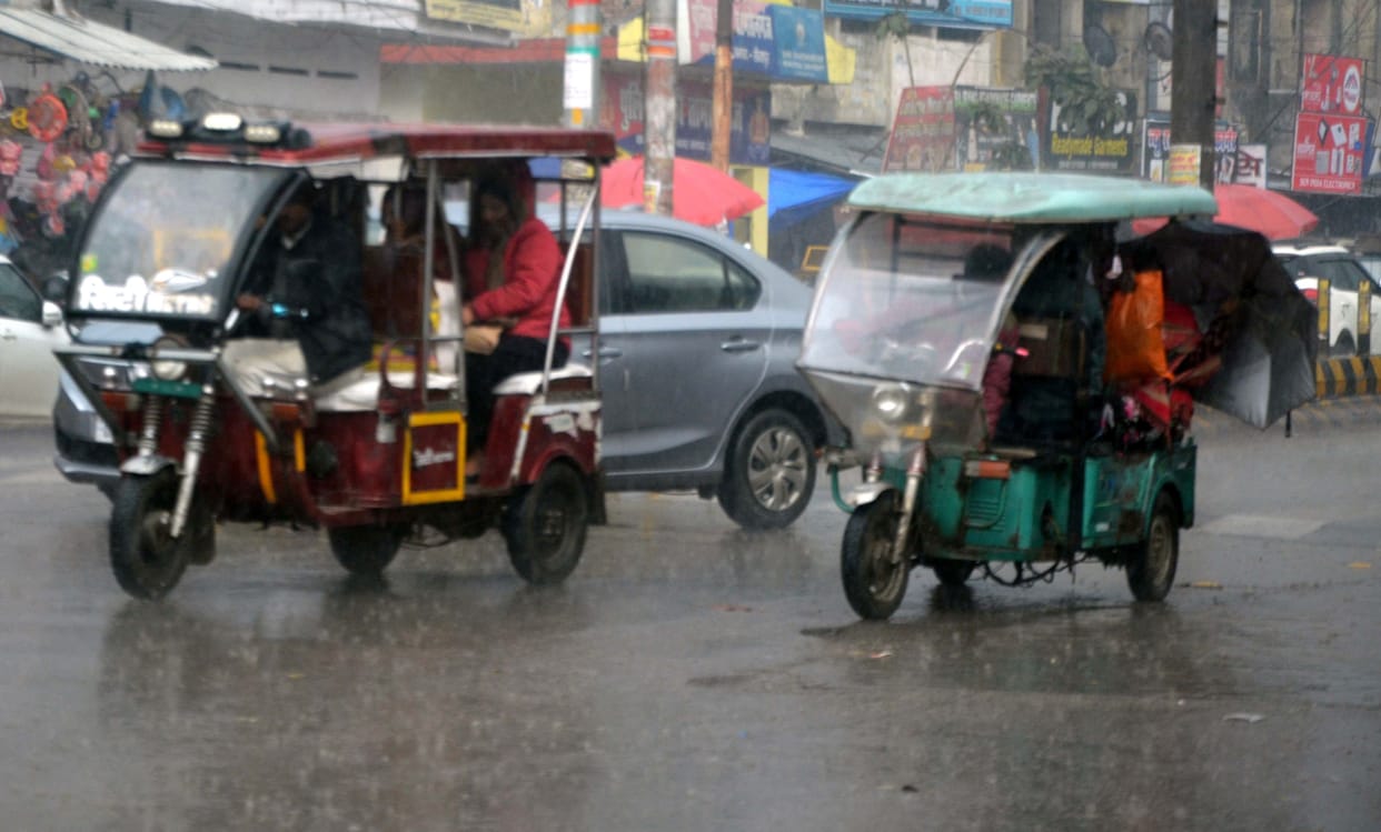 Intermittent drizzle, people are suffering due to melting