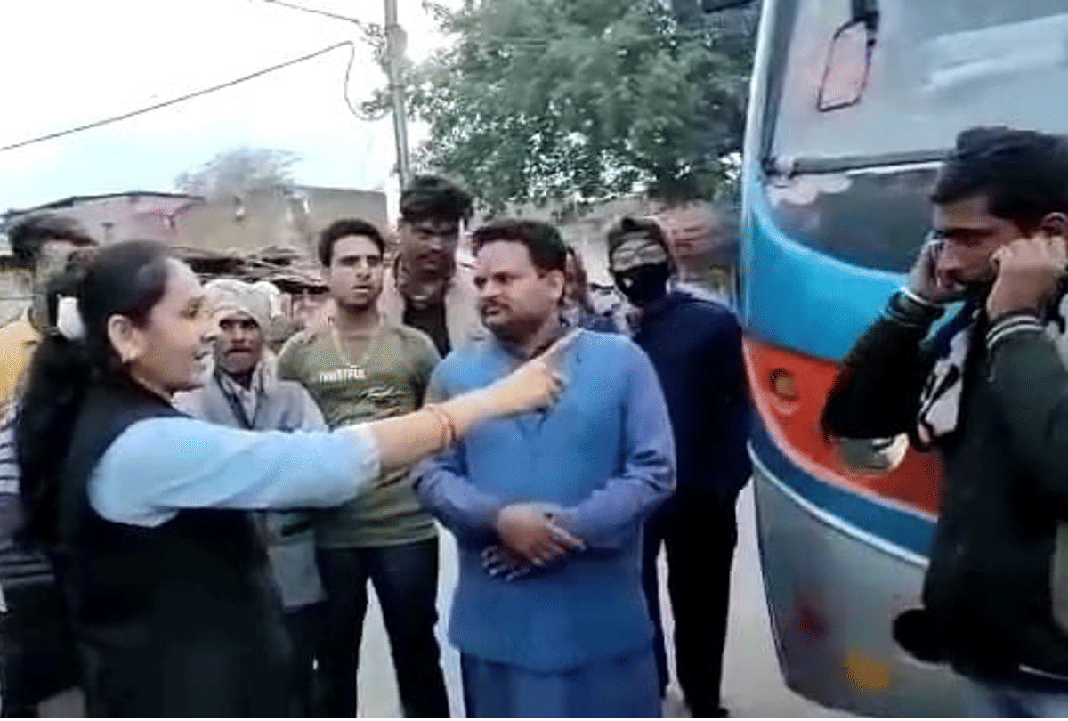 Damoh: BSP MLA Rambai punished the bus driver and operator for ear-catching