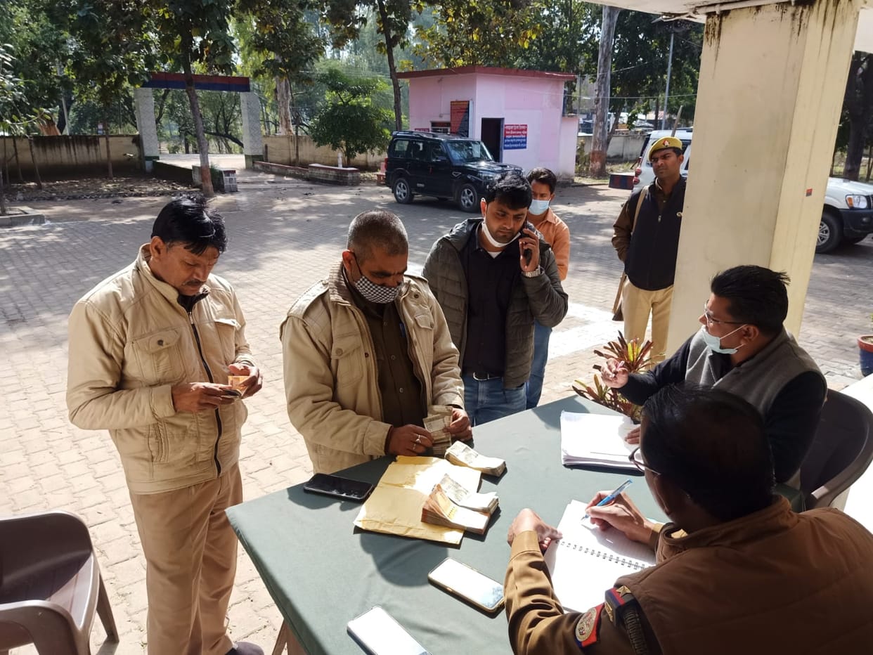Mahoba: 1.80 lakh found in checking, preparations were made to spend in elections