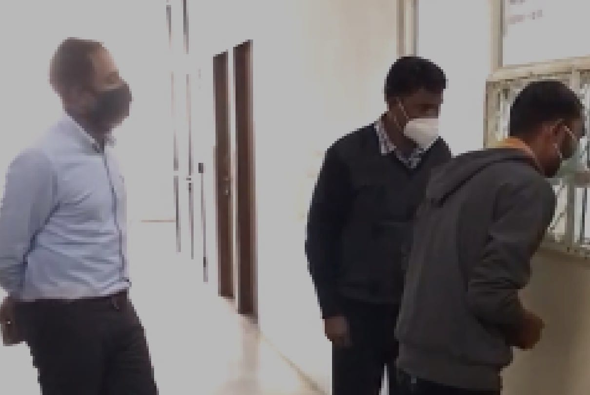 Chhatarpur: The collector, who was in line in the district hospital, could not recognize the doctors and staff, the young man had called the collector for not getting treatment
