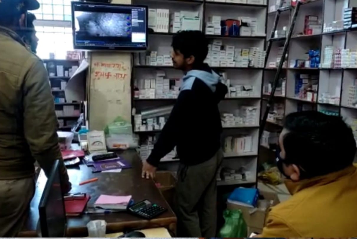 Chhatarpur: Thieves entered after breaking medical lock, took away 65 thousand rupees, miscreants imprisoned in CCTV