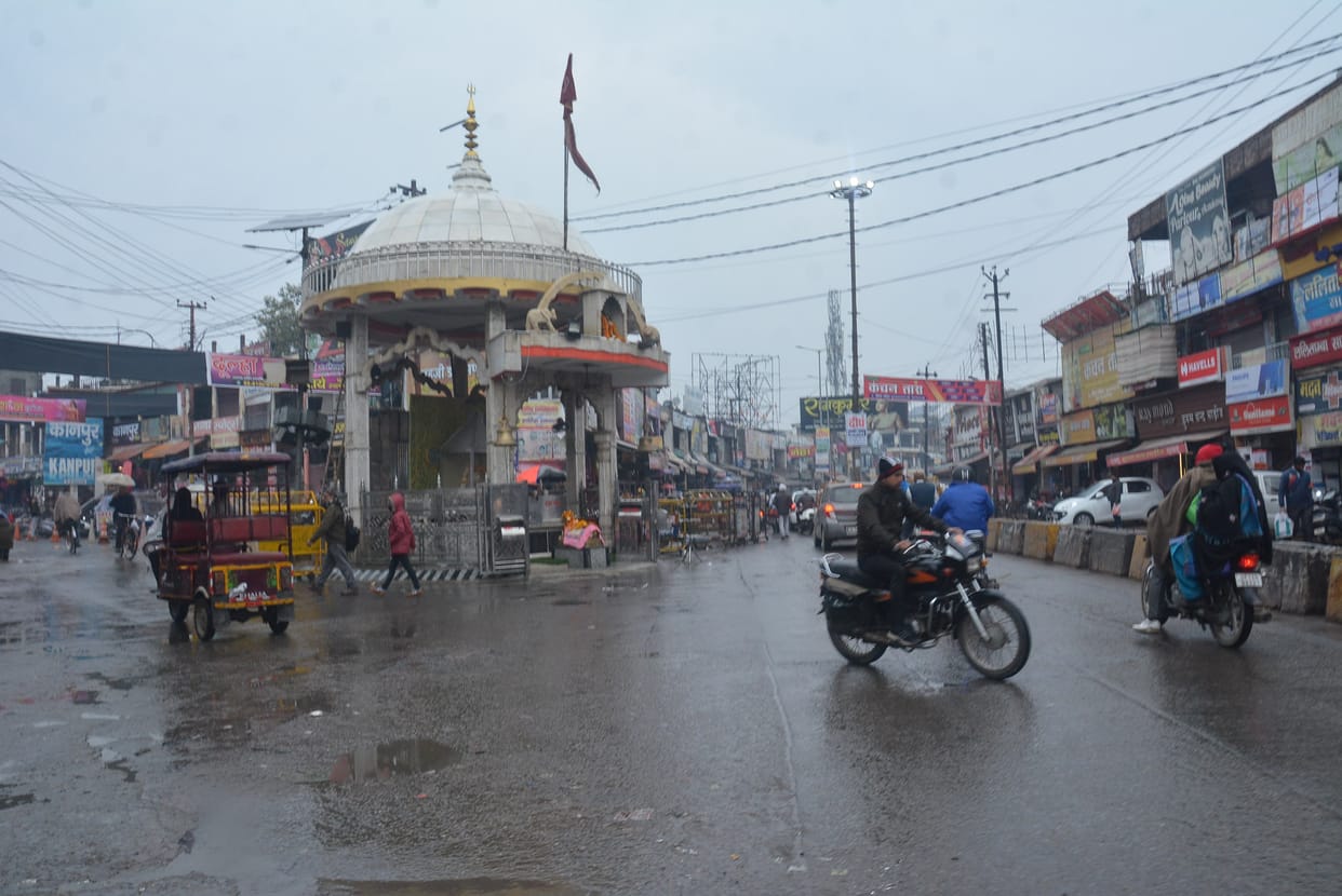 Waterlogging due to rain throughout the day, life stopped