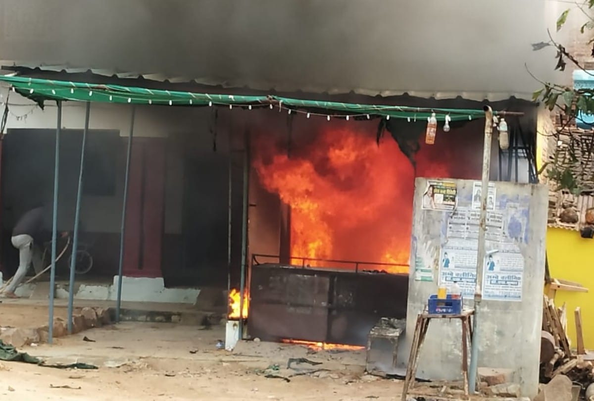 Chhatarpur: Open petrol was being sold in the grocery store, when a fire broke out, all the goods were burnt to ashes