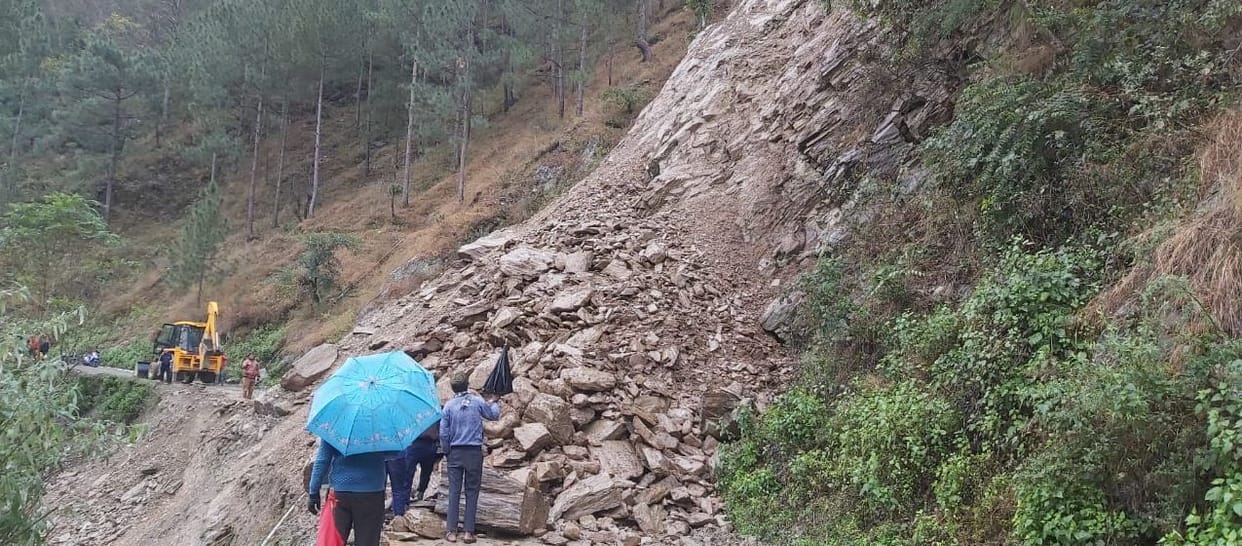 Satpuli-Sangalakoti-Pokhra road closed due to debris