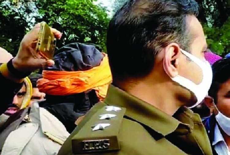 The family jammed the road demanding the arrest of the accused of rape In Hisar
