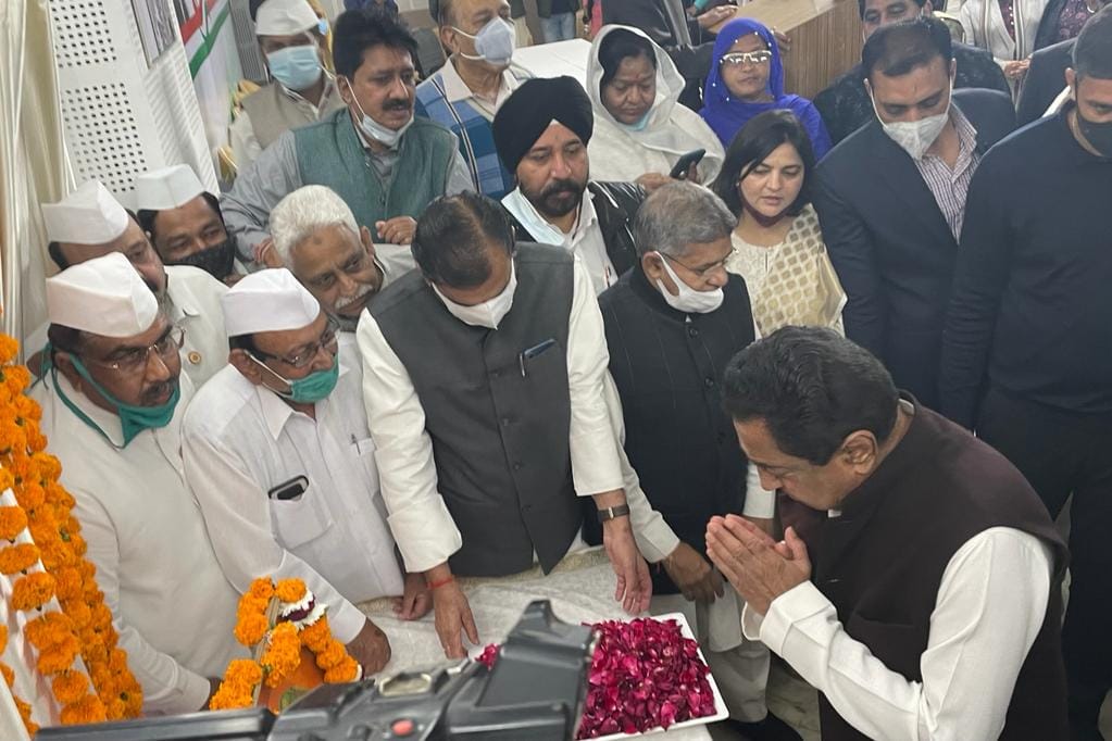 Bhopal: Kamal Nath and Digvijay Singh paid floral tributes to Subhash Chandra Bose, Kamal Nath said – will have to fight once again for the freedom of the country