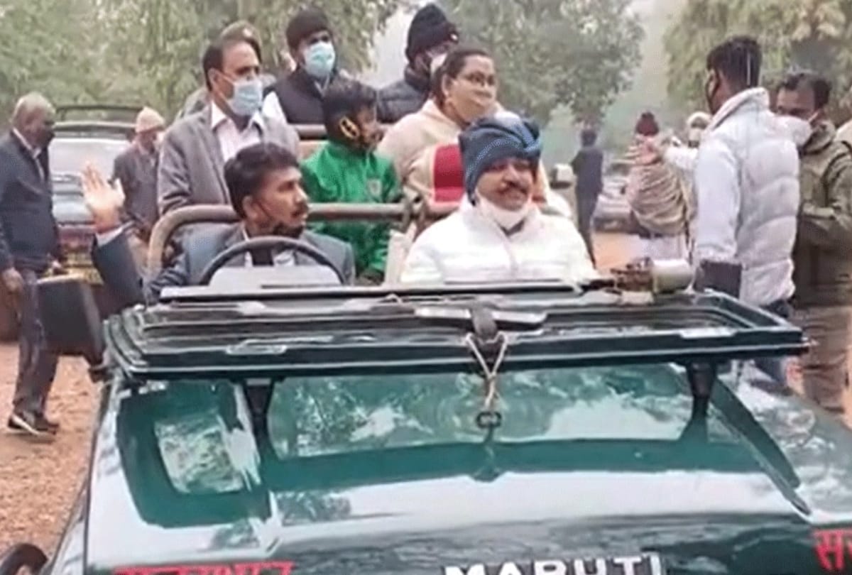 people are protesting for justice to rape victim in alwar, ministers and officials are enjoying the safari