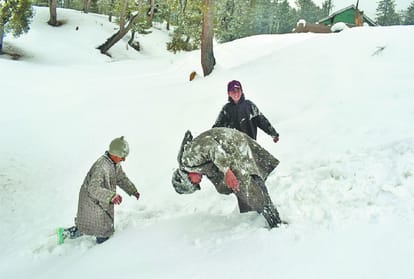 Weather Updates: Rain in Jammu division, snow cover in Kashmir, traffic disrupted on Srinagar highway