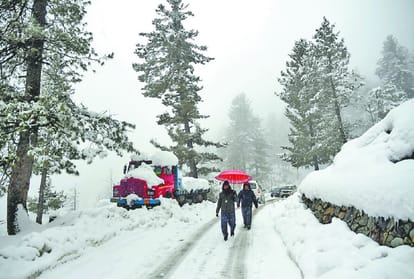 Weather Updates: Rain in Jammu division, snow cover in Kashmir, traffic disrupted on Srinagar highway