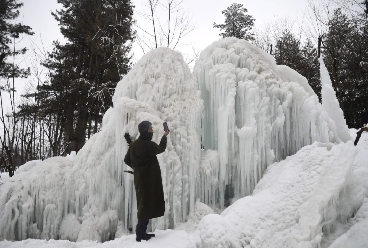 Weather Updates: Rain in Jammu division, snow cover in Kashmir, traffic disrupted on Srinagar highway