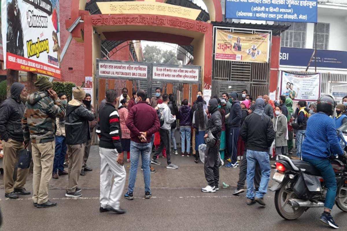 UPTET 2021 Exam: Due to rain, a large number of candidates missed the exam, uproar