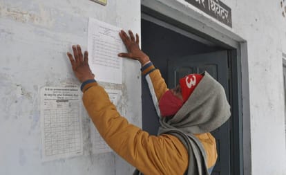 UPTET  examination will be held at 89 centre in varanasi police appeal do not to come out from house with vehicle