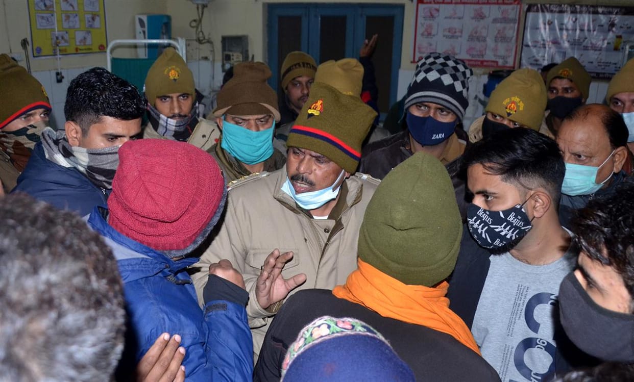 Soldier's gun fired at the door of the police station, three passersby injured