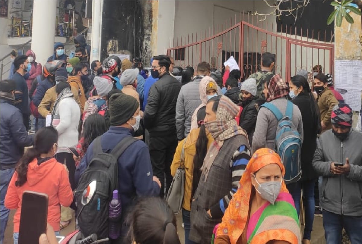UP TET exam Four and a half thousand candidates left exam jhansi latest news