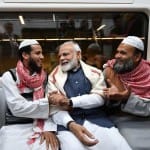 मुस्लिम समुदाय के लोगों के साथ प्रधानमंत्री नरेंद्र मोदी।