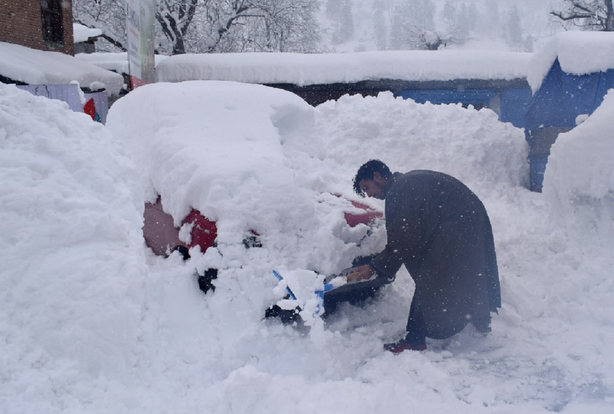 Jammu and Kashmir: More than 1500 roads including highways closed due to rain and snowfall in the valley