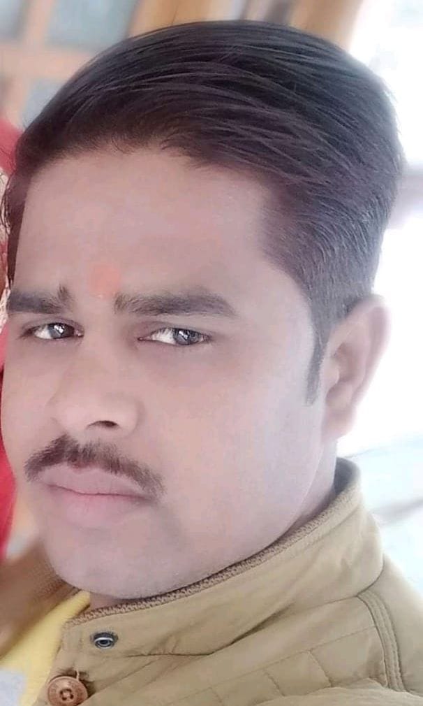 hardoi news,Computer operator dies due to car collision, father narrowly escaped