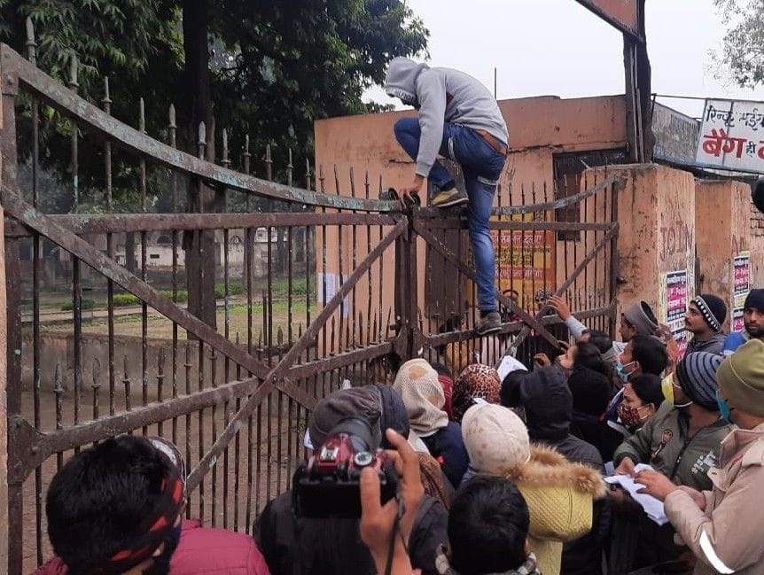 Hathras: The candidates created a ruckus for not giving entry inside the examination center