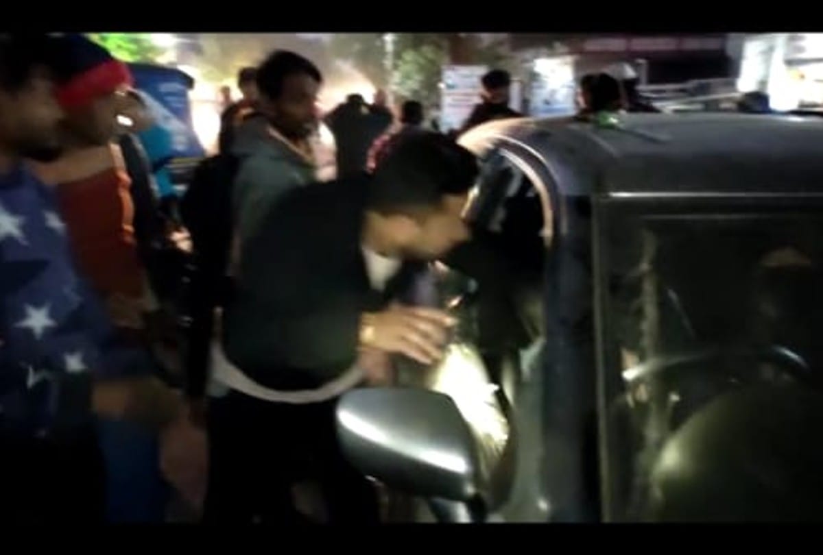 Chhatarpur: One year old child trapped in car, broke glass and rescued