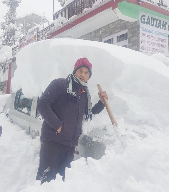 Snowfall stopped tourists, forced to hide in rooms
