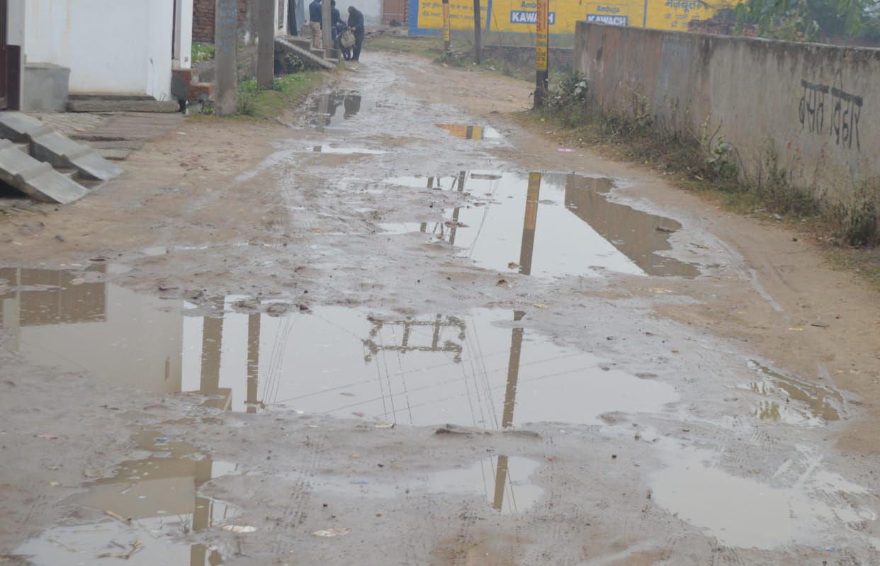 Hathras: It rained in the morning, chilly winds gave shivering